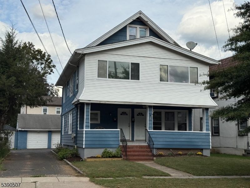 Attached, Exterior, Facade, Queen Anne Victorian