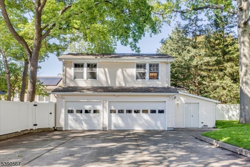 Attached, Exterior, Facade, Solar Panels, Split Level