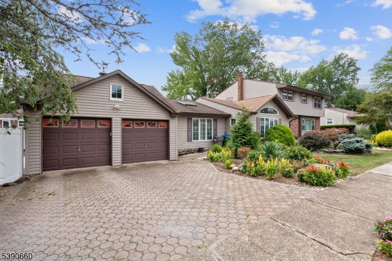 Attached, Exterior, Facade, Ranch