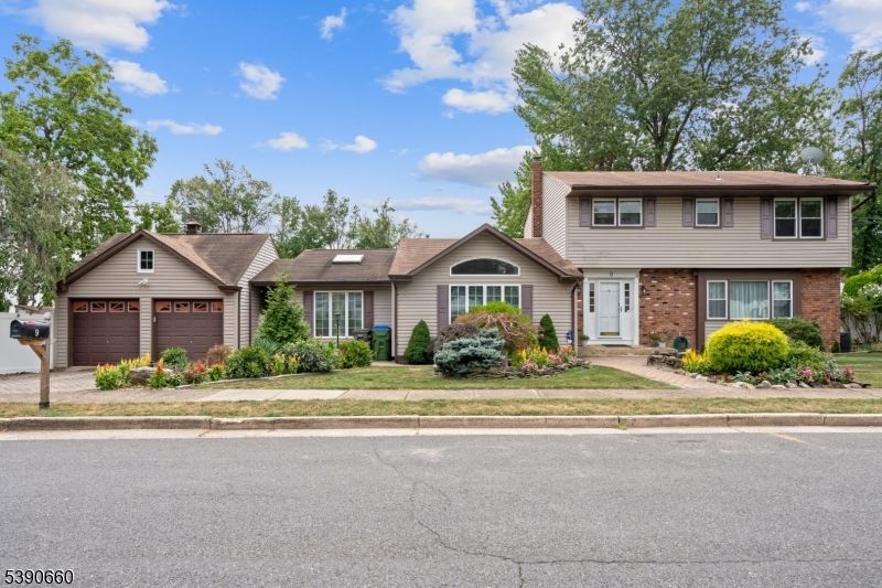 Attached, Exterior, Facade, Brick Facade, Split Level