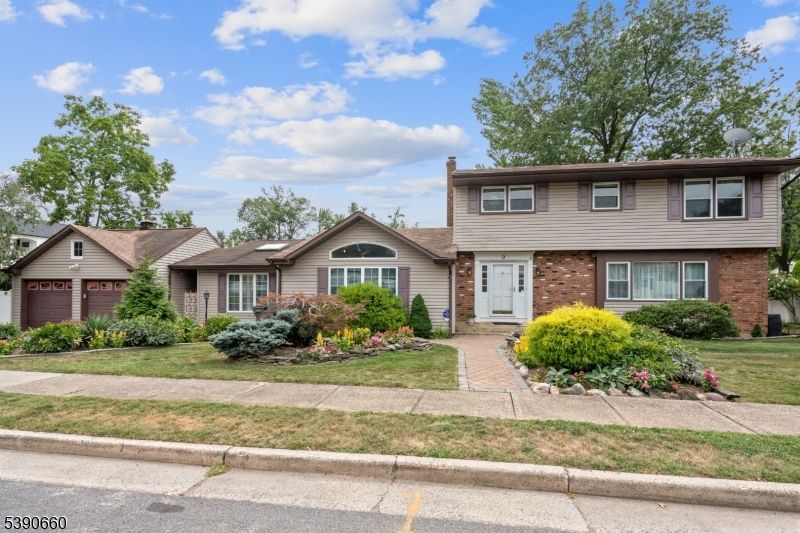 Attached, Exterior, Facade, Brick Facade, Split Level