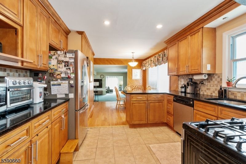 Dining room, Interior, Kitchen, Living room, Pendant Lights, Recessed Lighting, Wood Texture Flooring