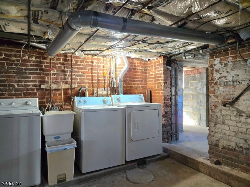 Exterior, Stone Walls, Washer