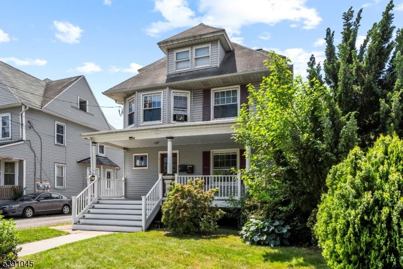 Exterior, Facade, American Foursquare