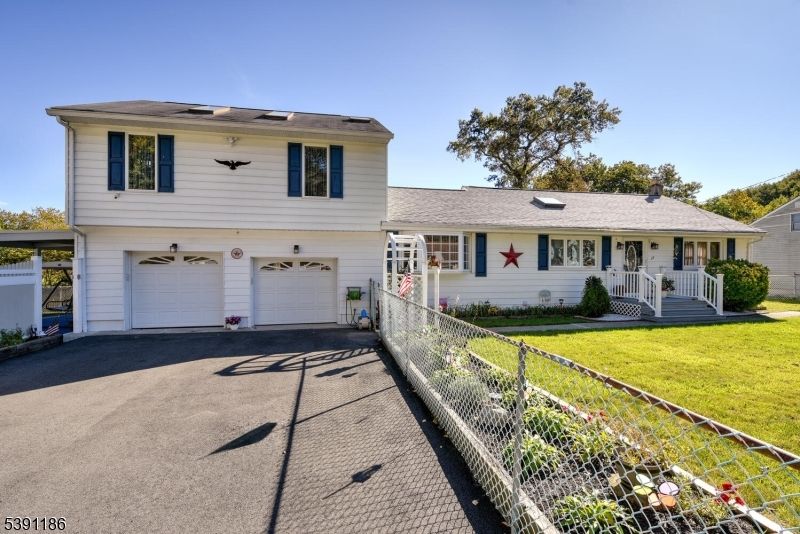 Attached, Exterior, Facade, Split Level