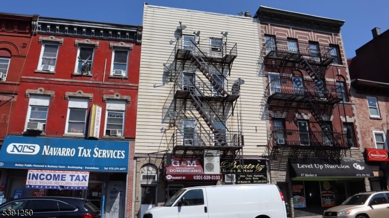 Exterior, Facade, Rowhouse