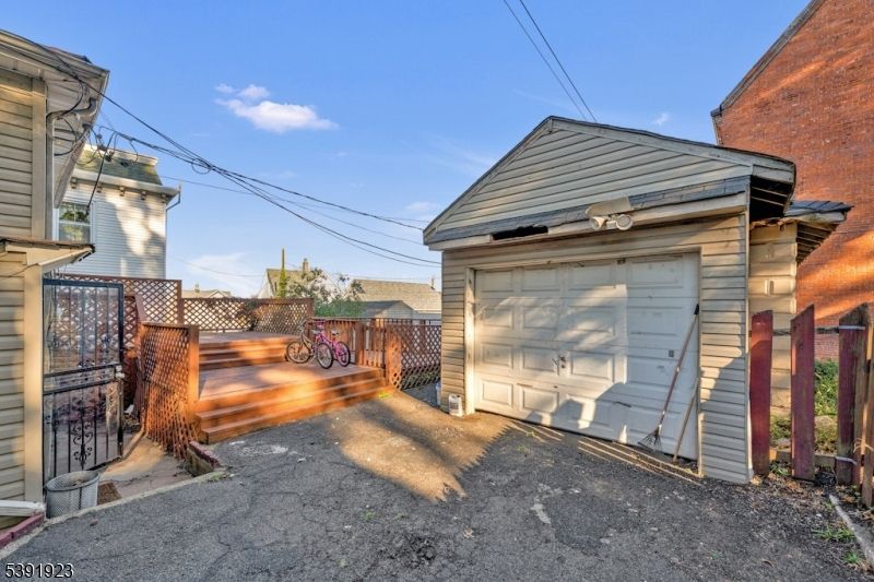 Detached Garage, Exterior