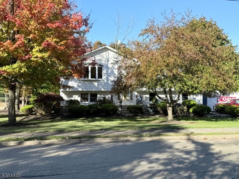 Exterior, Facade, Split Level