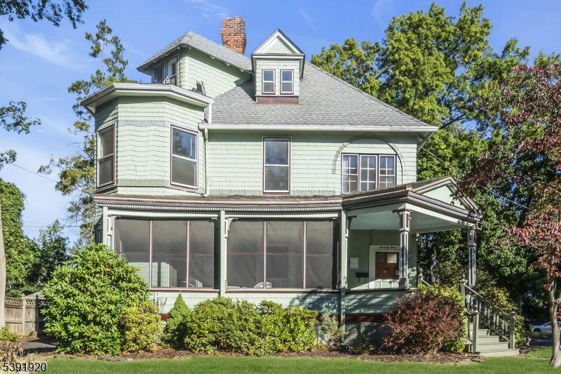 Exterior, Facade, Queen Anne Victorian
