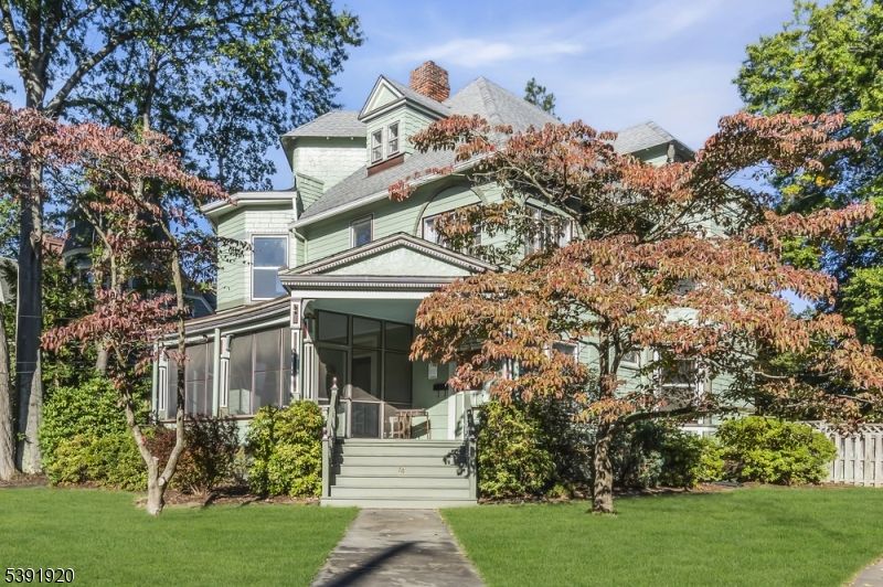 Exterior, Facade, Queen Anne Victorian
