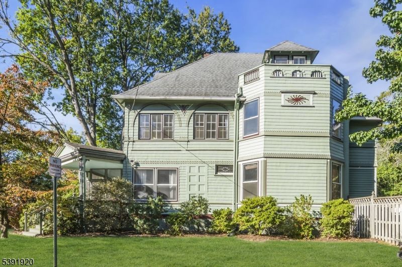 Exterior, Facade, Queen Anne Victorian