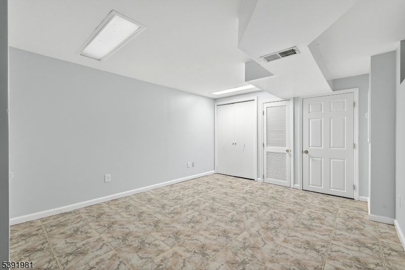 Empty room, Interior