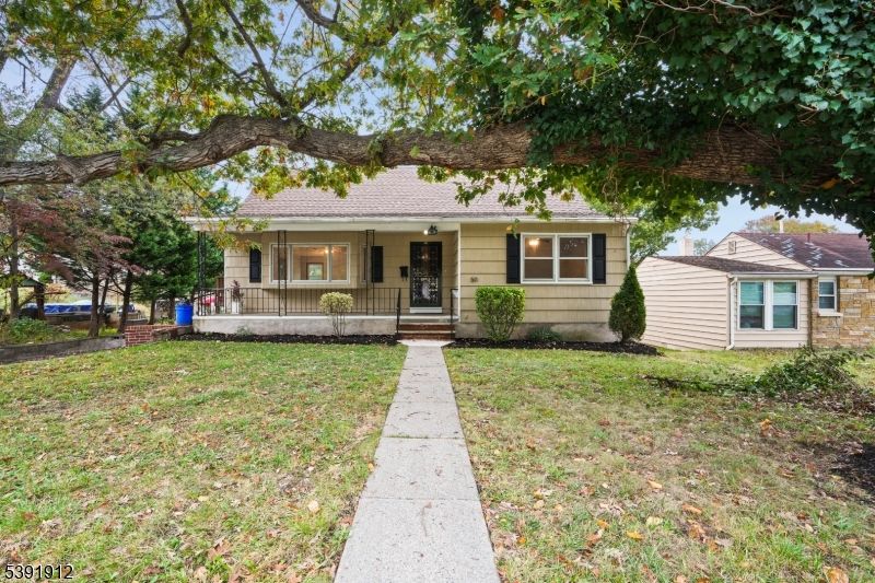 Backyard, Exterior, Facade, Ranch