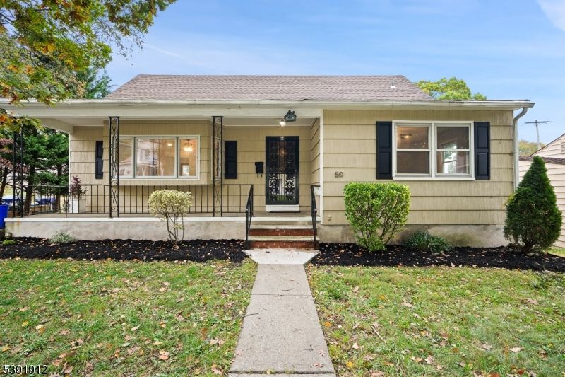 Exterior, Facade, Ranch