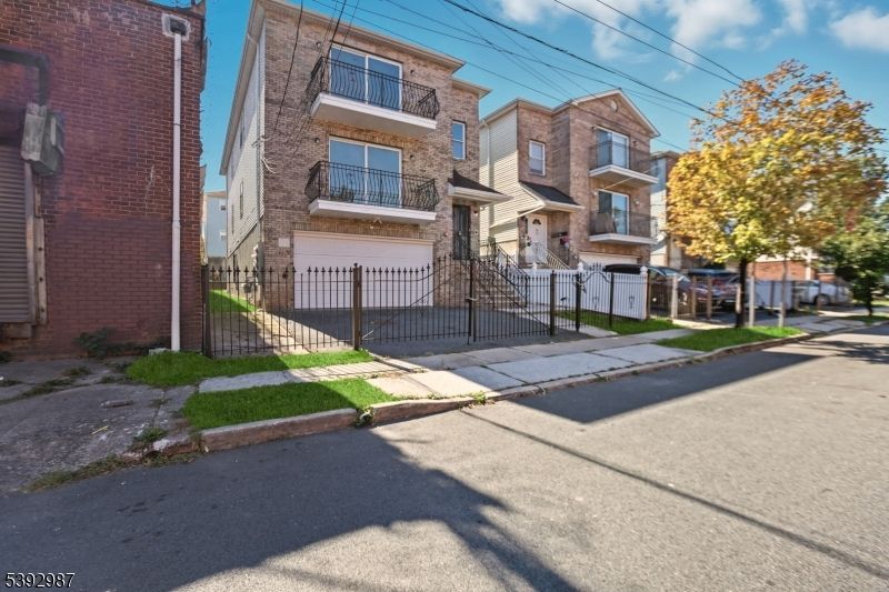 Attached, Exterior, Facade, Brick Facade, Rowhouse