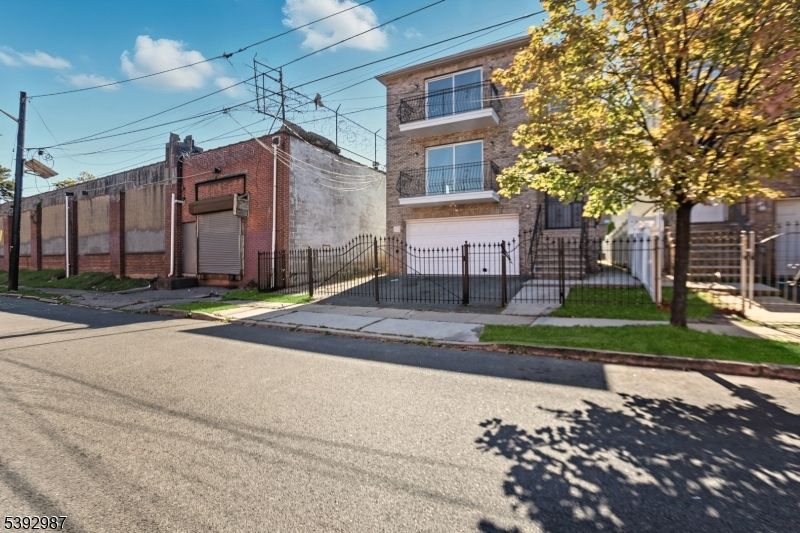 Attached, Exterior, Facade, Brick Facade, Rowhouse