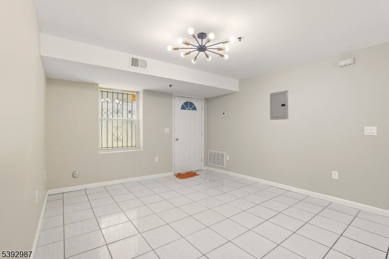 Empty room, Interior