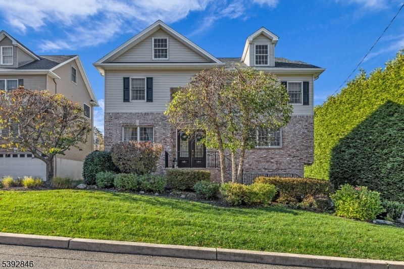 Exterior, Facade, Queen Anne Victorian