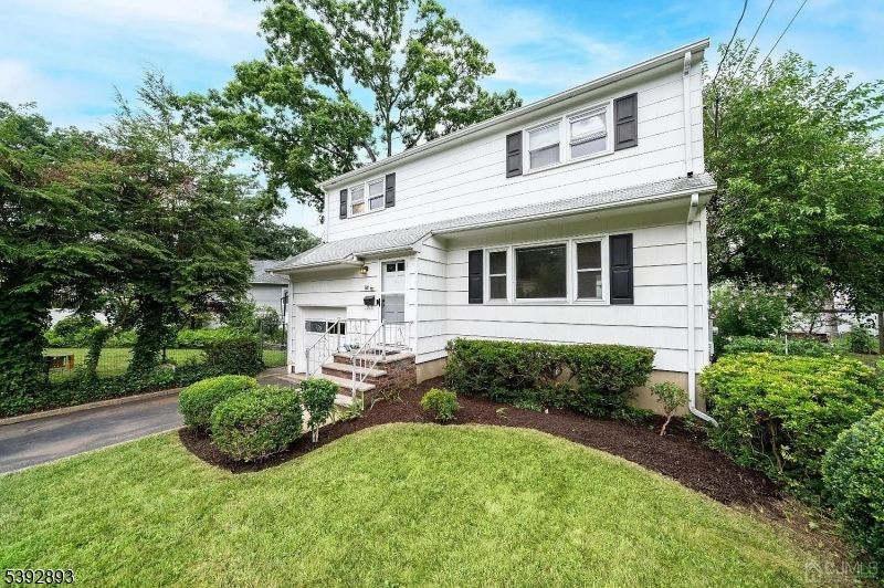 Attached, Exterior, Facade, None