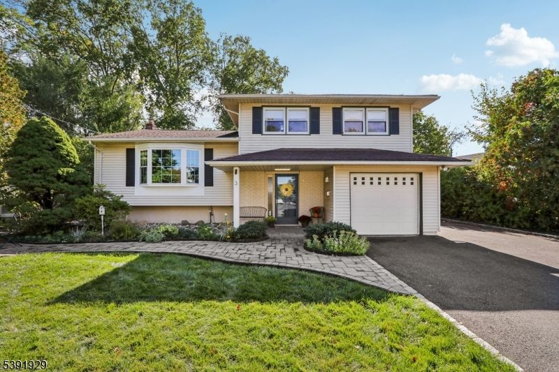 Attached, Exterior, Facade, Split Level