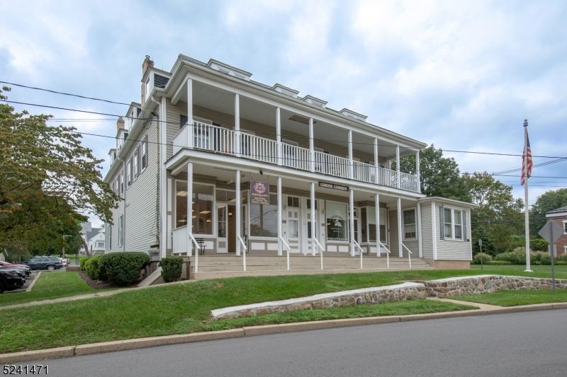 Exterior, Facade, Modern