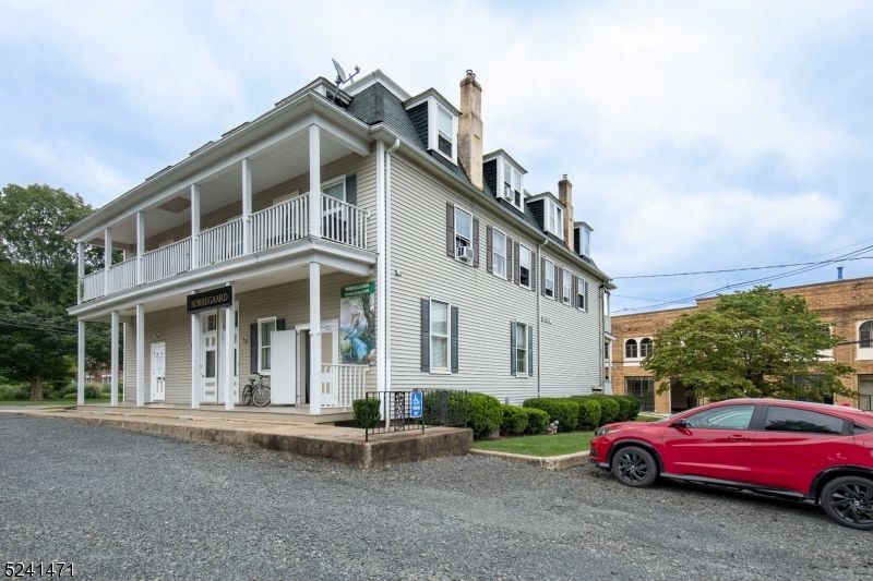 Exterior, Facade, American Foursquare