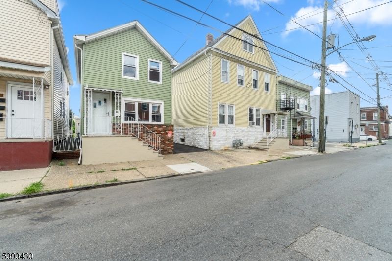 Attached, Exterior, Facade, Rowhouse