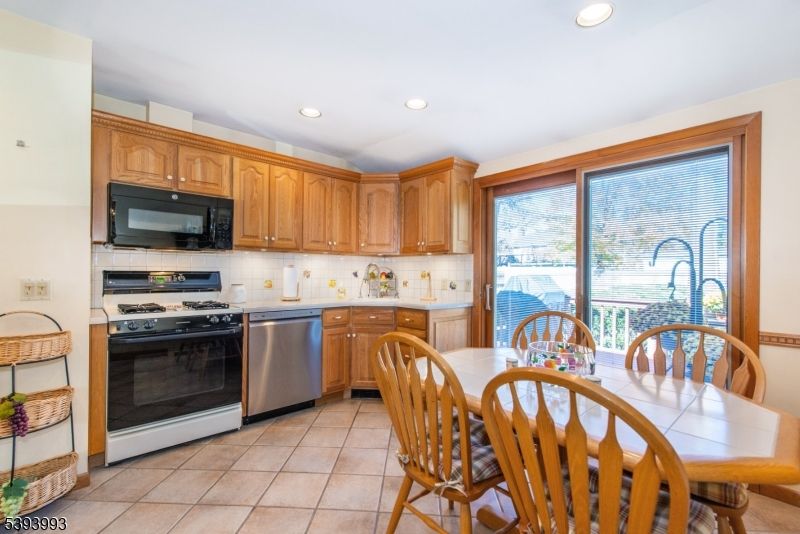 Dining room, Interior, Kitchen, Recessed Lighting, Stainless Steel Appliances