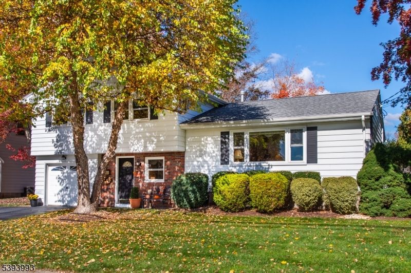 Attached, Exterior, Facade, Brick Facade, Split Level