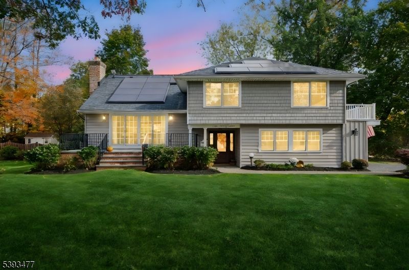 Exterior, Facade, Solar Panels, Split Level