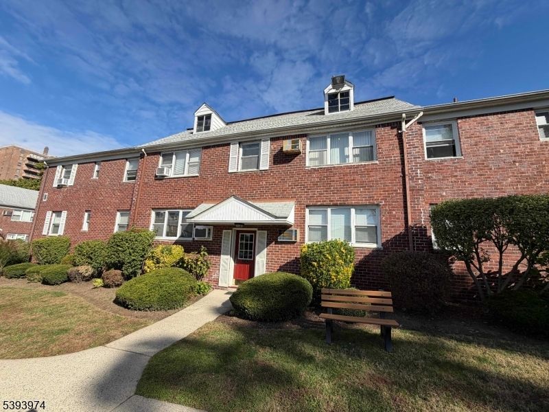 Exterior, Facade, Brick Facade, Georgian