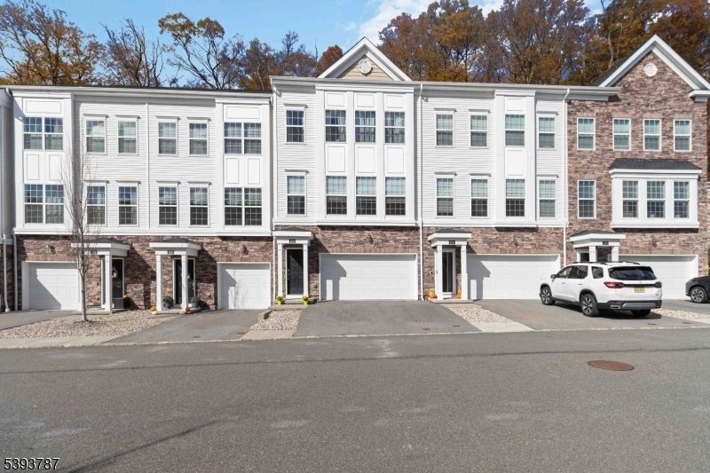 Attached, Exterior, Facade, Rowhouse