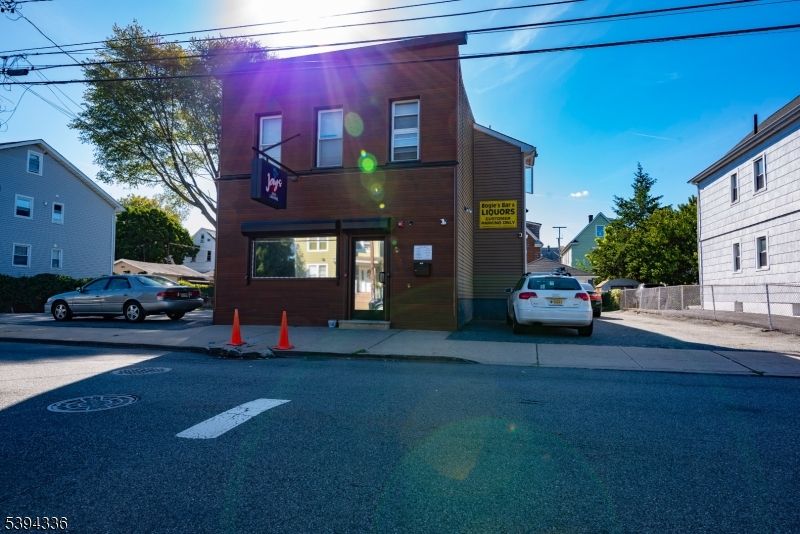 Exterior, Facade, Modern