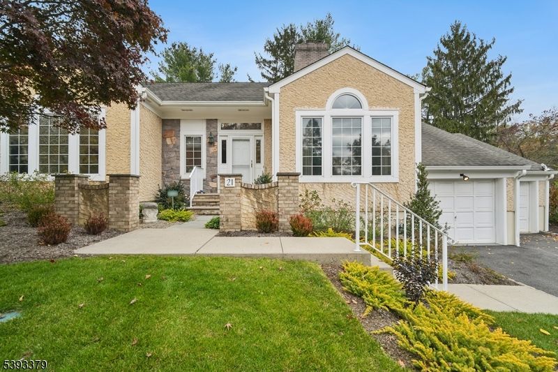 Attached, Exterior, Facade, Brick Facade, Ranch