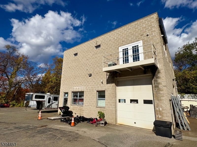 Attached, Exterior, Facade, None