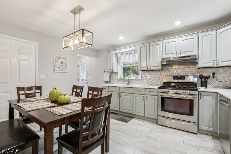 Dining room, Interior, Kitchen, Pendant Lights, Recessed Lighting, Stainless Steel Appliances