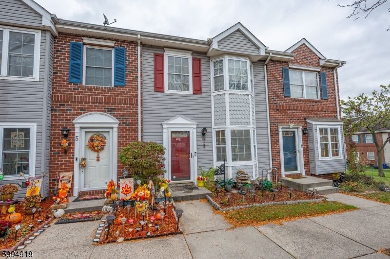 Exterior, Facade, Brick Facade, Rowhouse