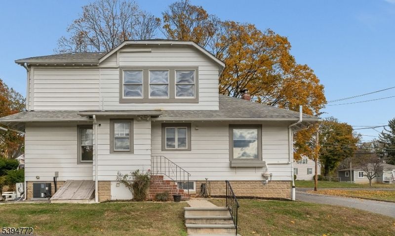 Exterior, Facade, Split Level