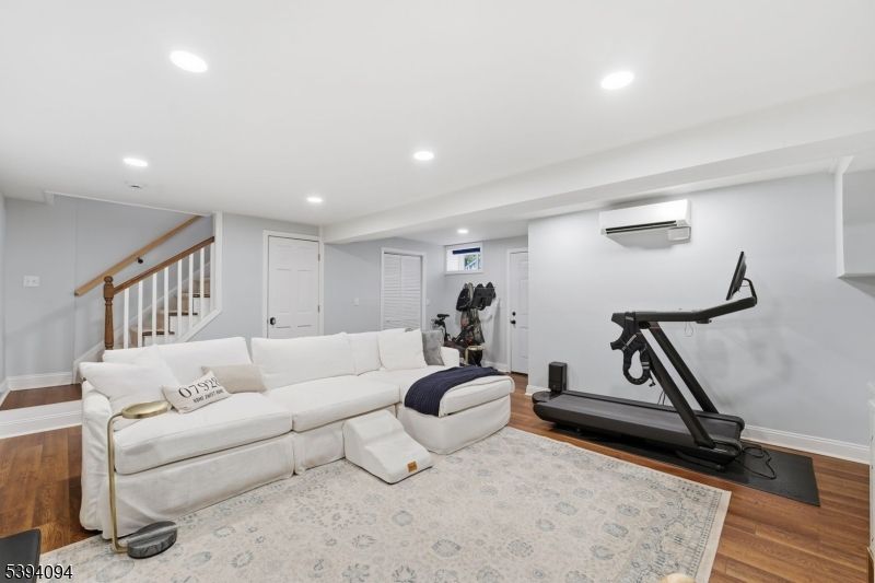 Fitness Equipment, Interior, Living room, Recessed Lighting, Wood Texture Flooring