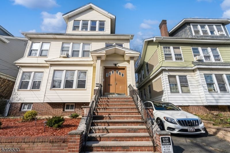 Exterior, Facade, American Foursquare