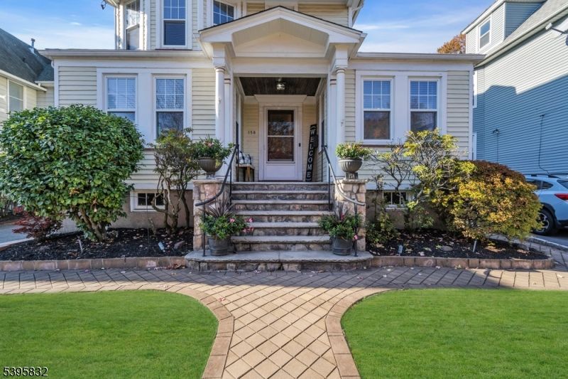 Exterior, Facade, Queen Anne Victorian