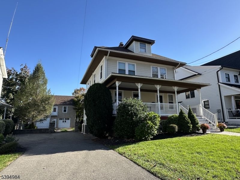 Exterior, Facade, American Foursquare