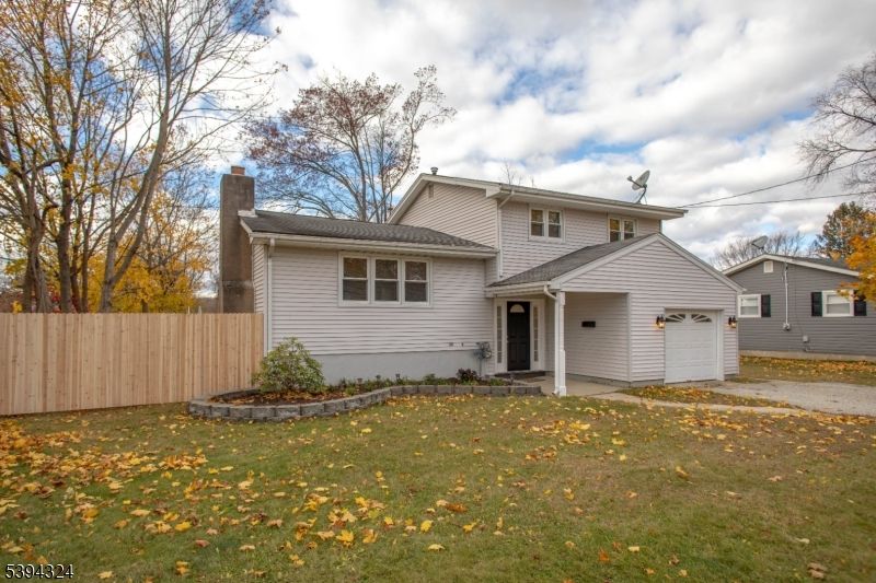 Attached, Exterior, Facade, Split Level