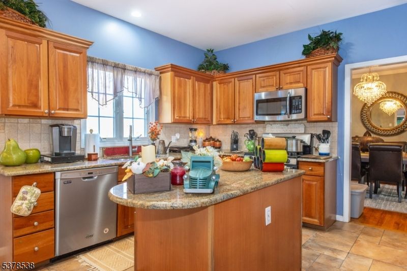 Chandelier, Dining room, Interior, Kitchen, Recessed Lighting, Stainless Steel Appliances, Wood Texture Flooring