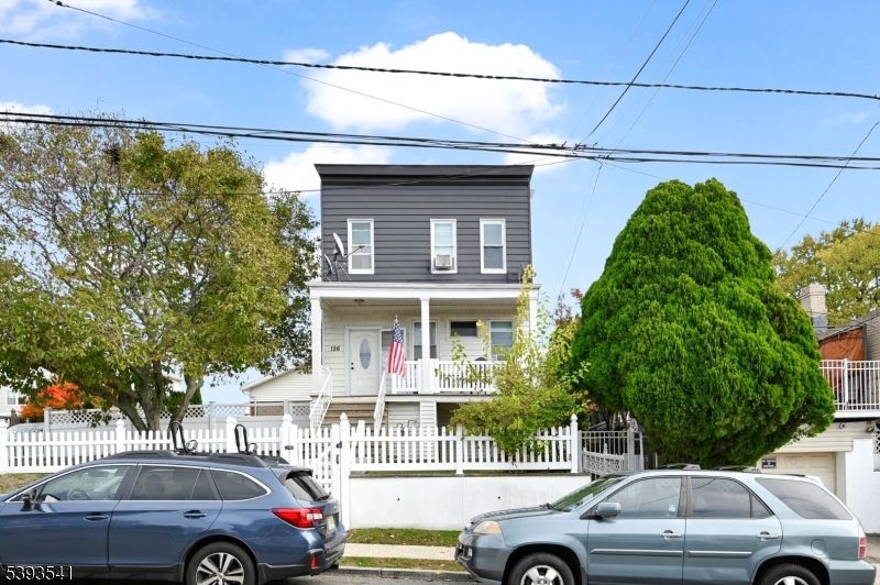 Exterior, Facade, American Foursquare
