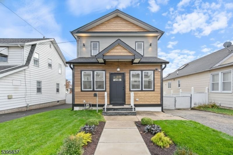 Exterior, Facade, Queen Anne Victorian