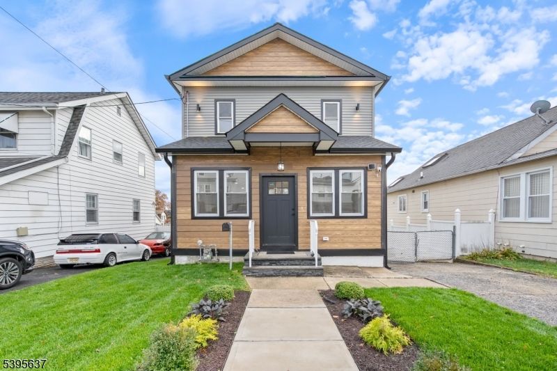 Exterior, Facade, Queen Anne Victorian