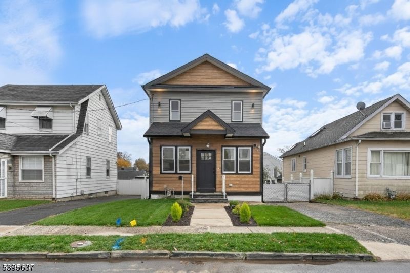 Exterior, Facade, Queen Anne Victorian