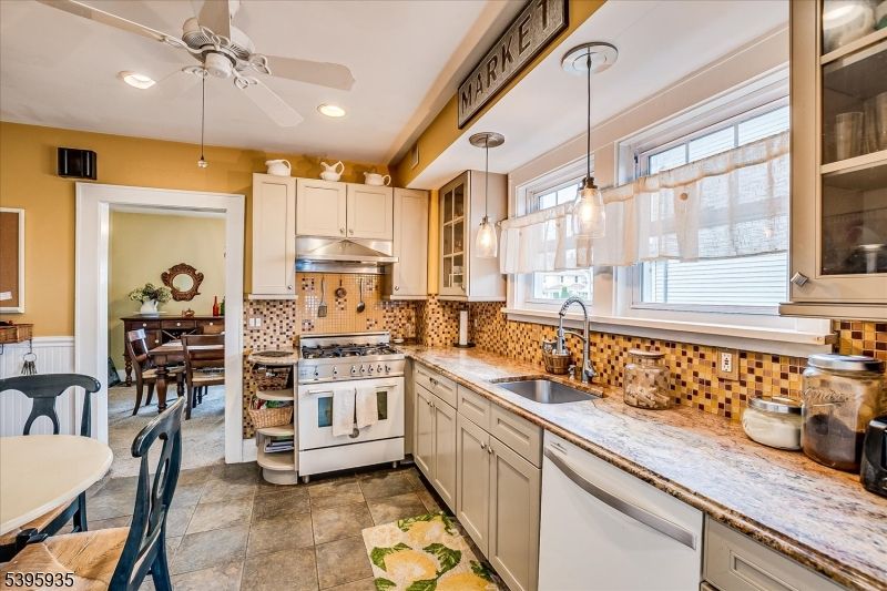 Dining room, Interior, Kitchen, Pendant Lights, Recessed Lighting, Stainless Steel Appliances