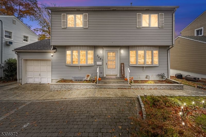 Attached, Exterior, Facade, Split Level